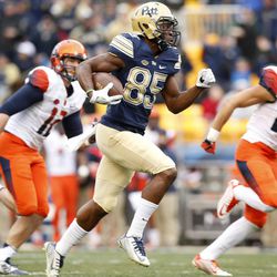 Pittsburgh wide receiver Jester Weah (85) runs with the ball after catching a pass on his way to a 59-yard touchdown against Syracuse during the first half of an NCAA college football game in Pittsburgh, Saturday, Nov. 26, 2016.