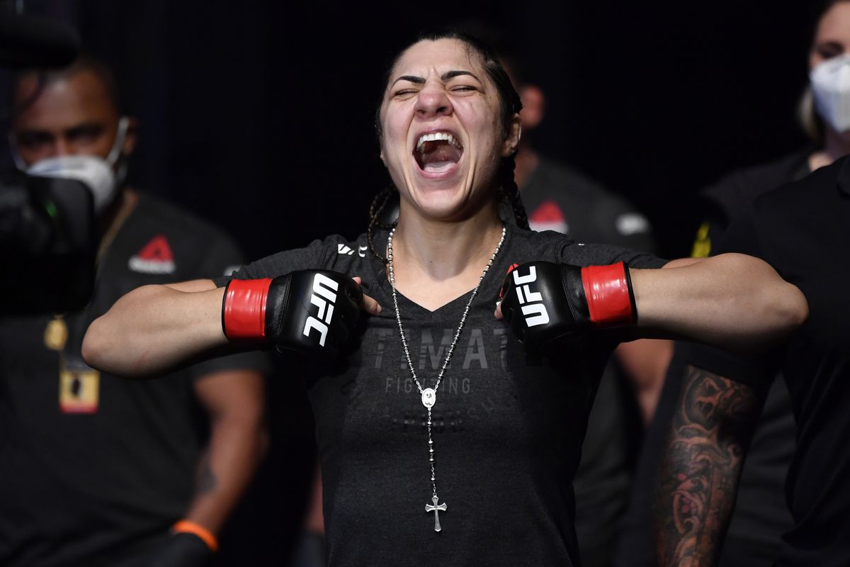 Bethe Correia retired after a loss to Karol Rosa, in October 2021.