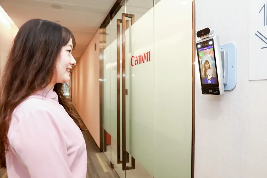 Canon hat KI-Kameras in seinen chinesischen Büros installiert, die nur lächelnde Mitarbeiter hineinlassen