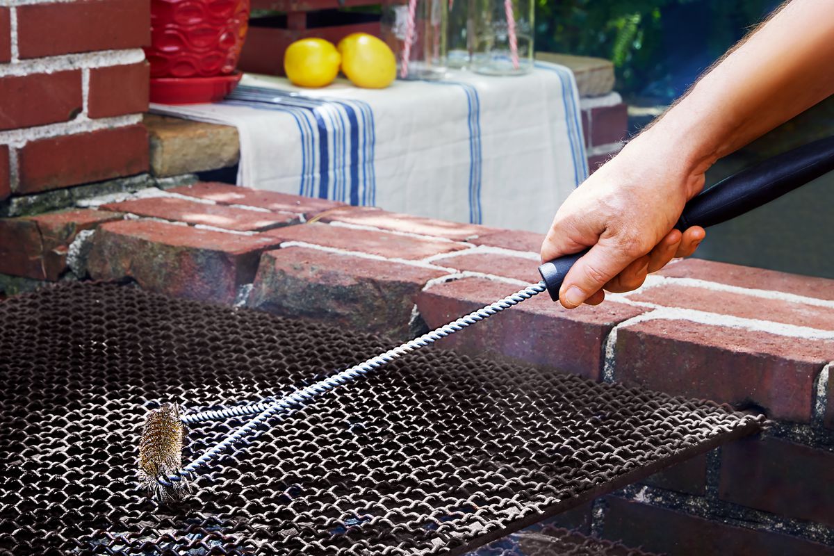 Cleaning barbecue grill