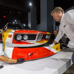 Bill Cobb of BMW removes the spoiler on the 1975 Alexander Calder car