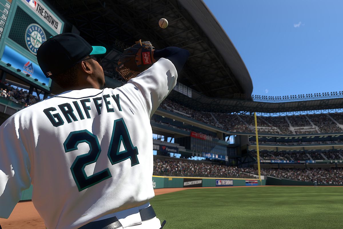 MLB The Show 19 - Ken Griffey Jr. tracking down a fly ball at Safeco Field