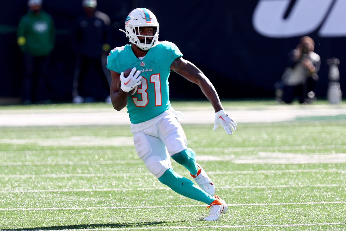 EAST RUTHERFORD, NEW JERSEY - OCTOBER 09: Raheem Mostert #31 of the Miami Dolphins runs against the New York Jets during the first half at MetLife Stadium on October 09, 2022 in East Rutherford, New Jersey.