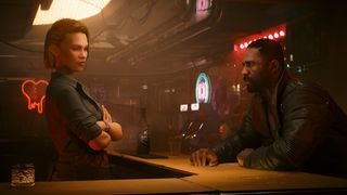 อวตารดิจิตอลของ Idris Elba ตั้งอยู่ที่บาร์ตรงข้ามกับบาร์เทนเดอร์หญิงผมสีแดงในบาร์แห่งอนาคตจาก Cyberpunk 2077: Phantom Liberty