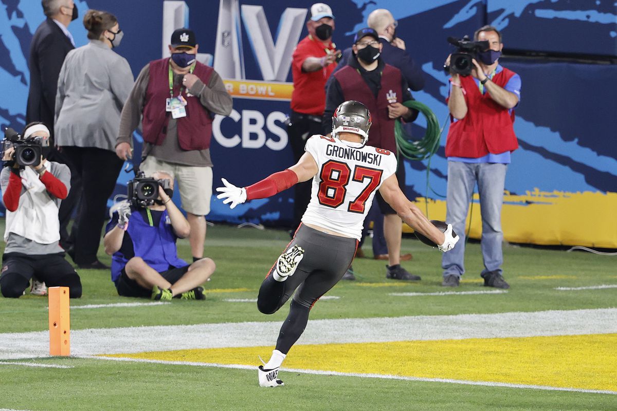 Tampa Bay Buccaneers tight end Rob Gronkowski (87) runs in to the end zone to score a touchdown against the Kansas City Chiefs during the first quarter of Super Bowl LV at Raymond James Stadium.