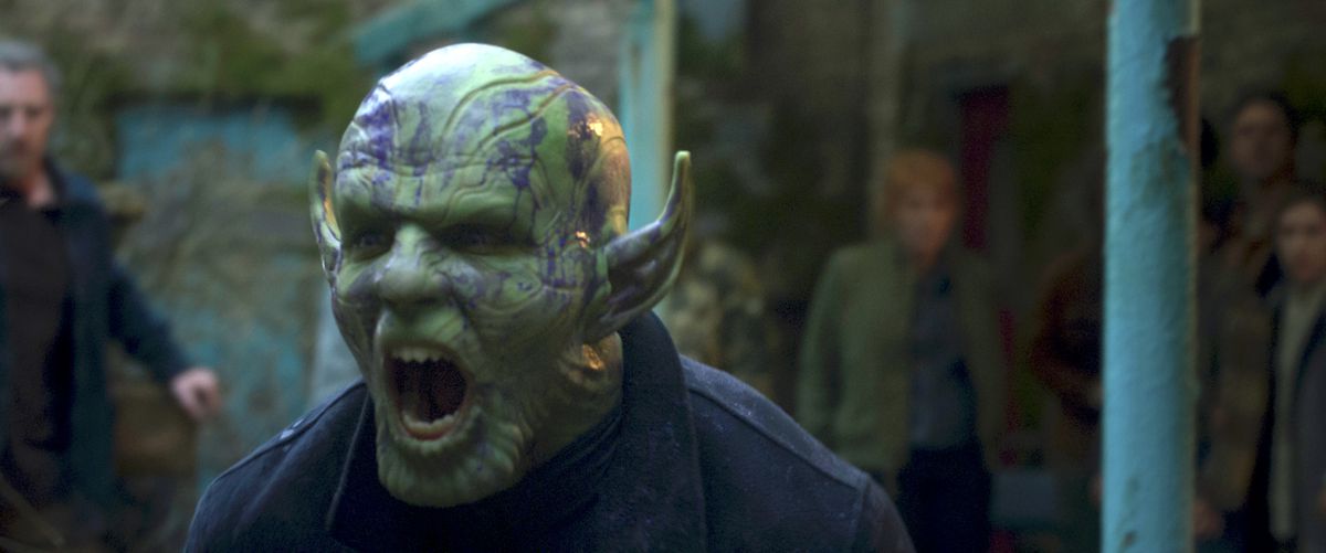 Kingsley Ben-Adir as Rebel Skrull leader Gravik (a green alien with pointy ears) in a heavy coat screams while covered in purple blood in Secret Invasion