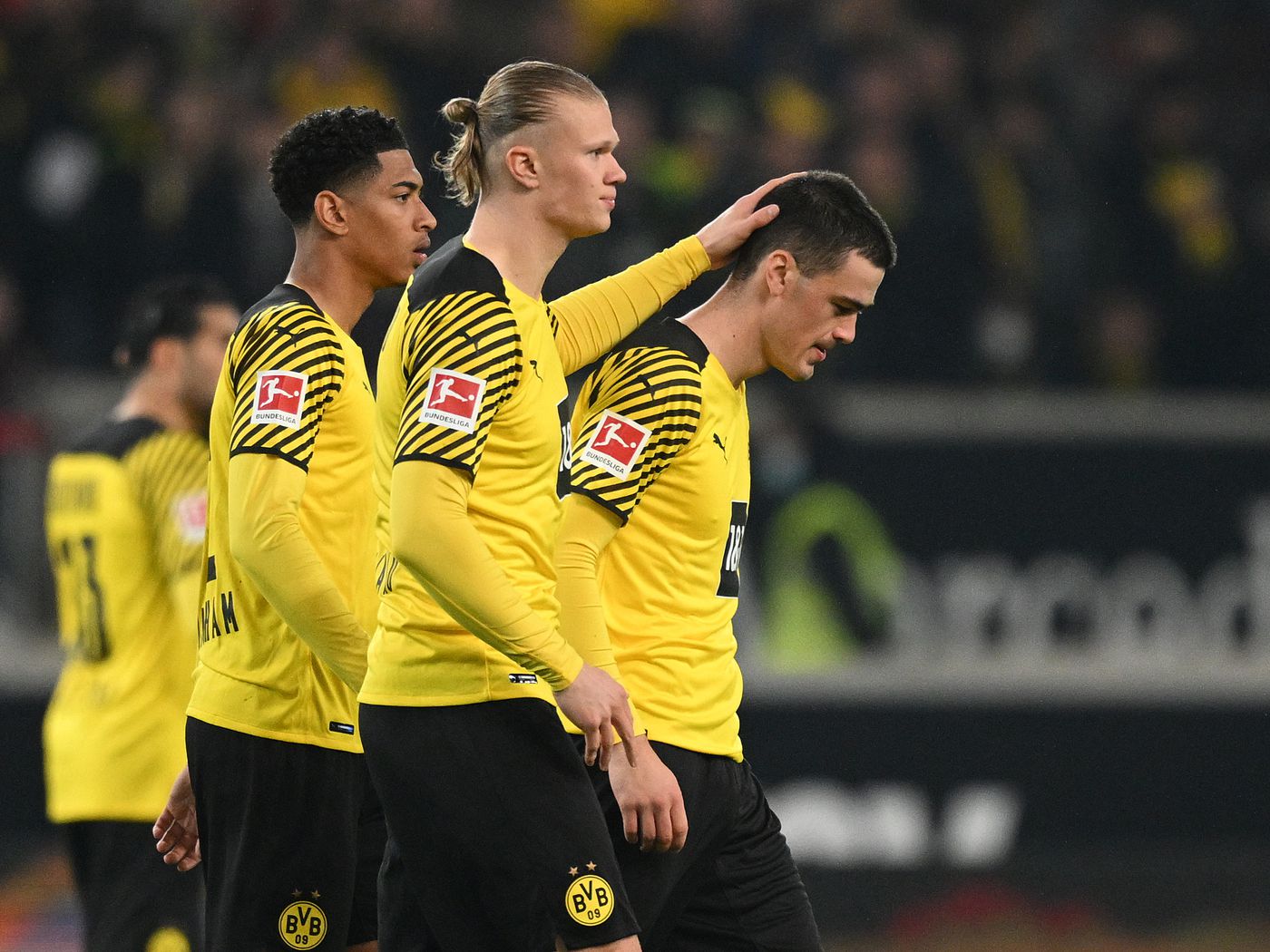 Gio Reyna subbed early for Dortmund due to injury