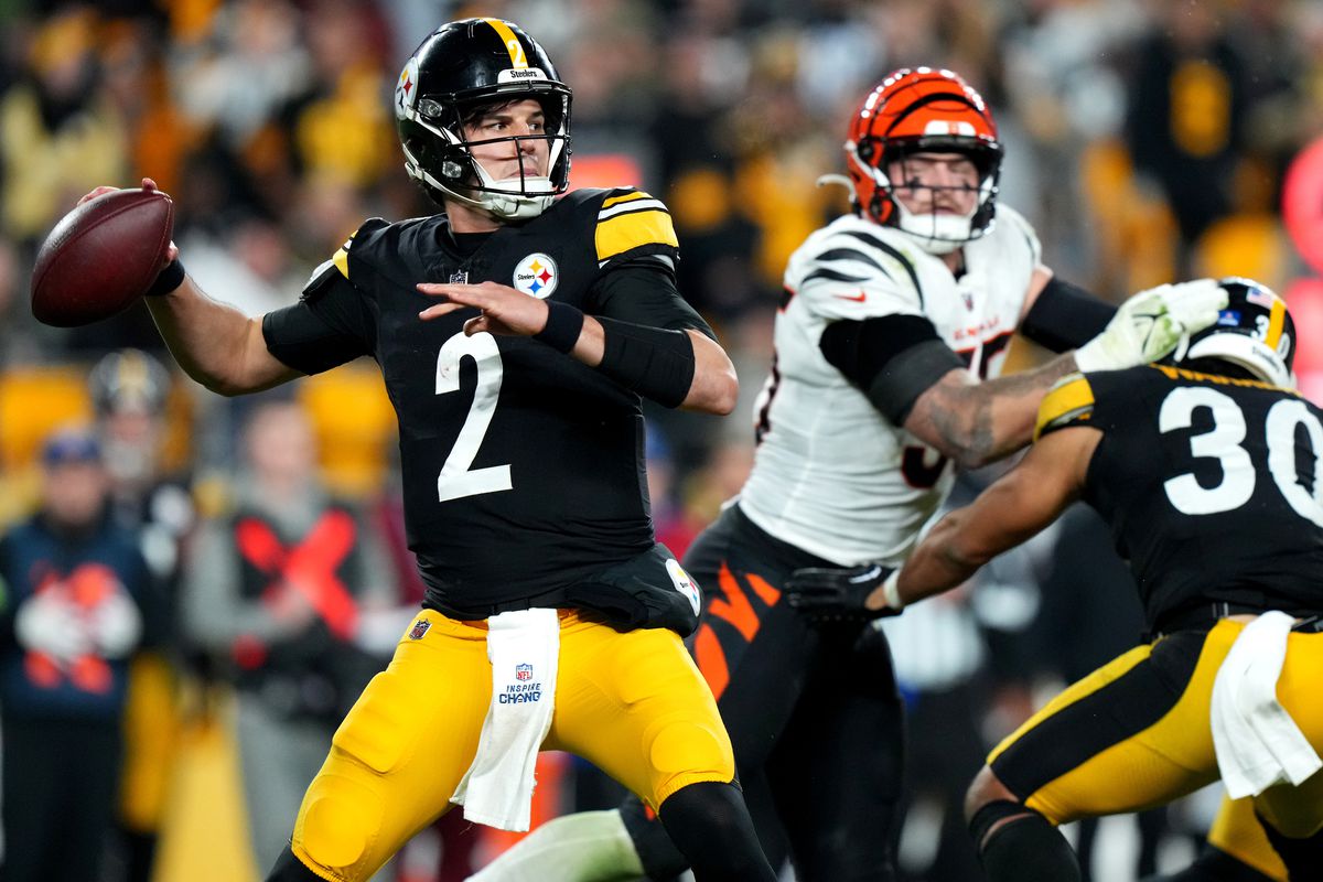 Pittsburgh Steelers quarterback Mason Rudolph (2) throws in the third quarter during the game between the Cincinnati Bengals and the Pittsburgh Steelers.