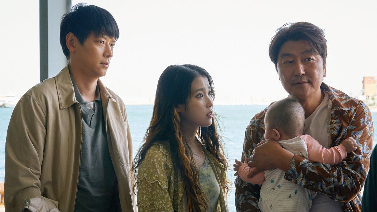 (LR) Gang Dong-Won, So-young and Sang Kang-ho hold a baby in Broker.