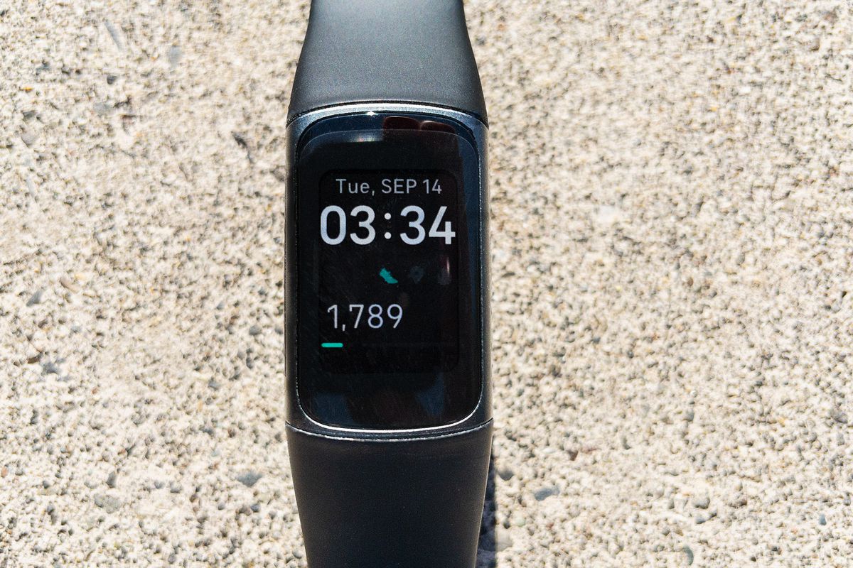 Image of a FitBit Charge 5 displaying its home screen