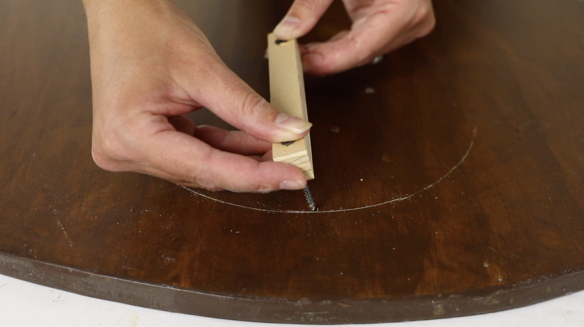 Crafting a trammel using a drywall screw