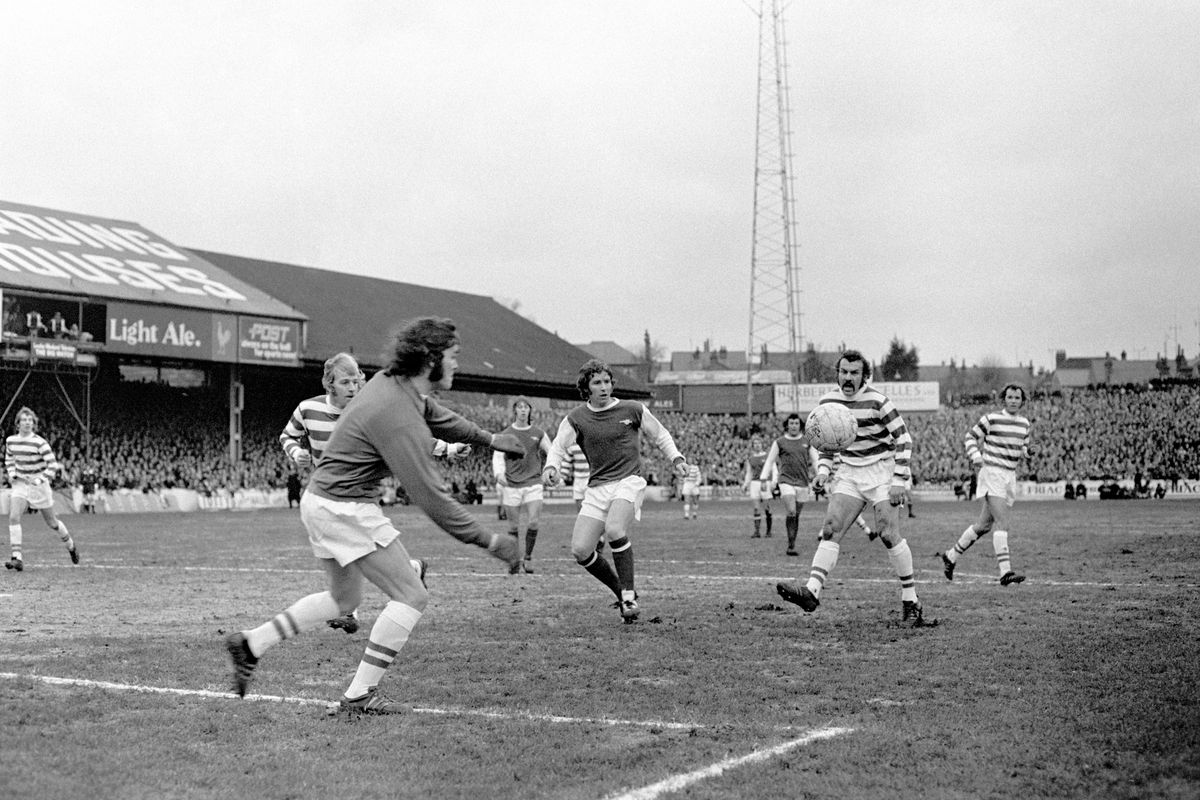 Soccer - FA Cup - Fourth Round - Reading v Arsenal - Elm Park