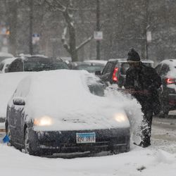 Residents try to keep warm and dry on North Ridge Boulevard. | Ashlee Rezin/Sun-Times