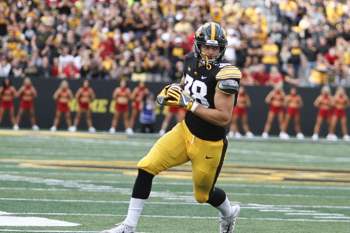 Iowa Hawkeyes TE T.J. Hockenson, now with the Detroit Lions, turns up field against the Iowa State Cyclones in ¡El Assico!, Sep. 8, 2018.