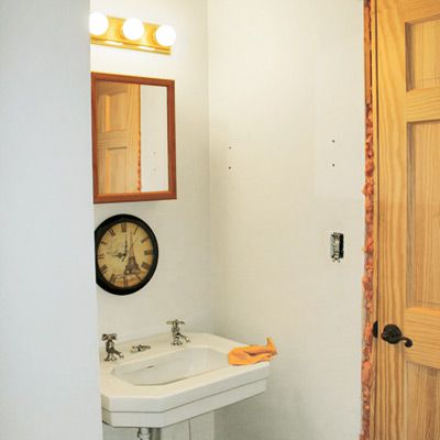Old Bathroom In Need Of Remodel