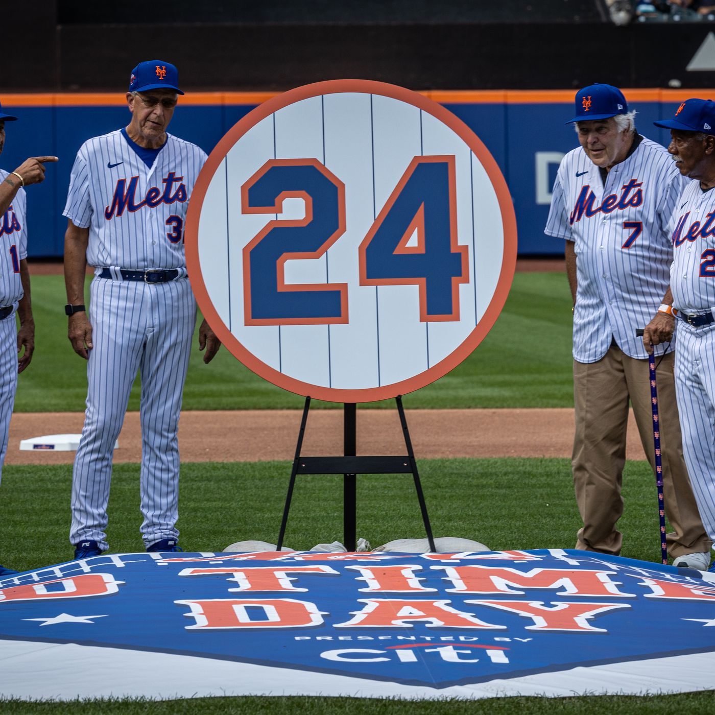 SF Giants News: Mets retired Willie Mays' number over the weekend