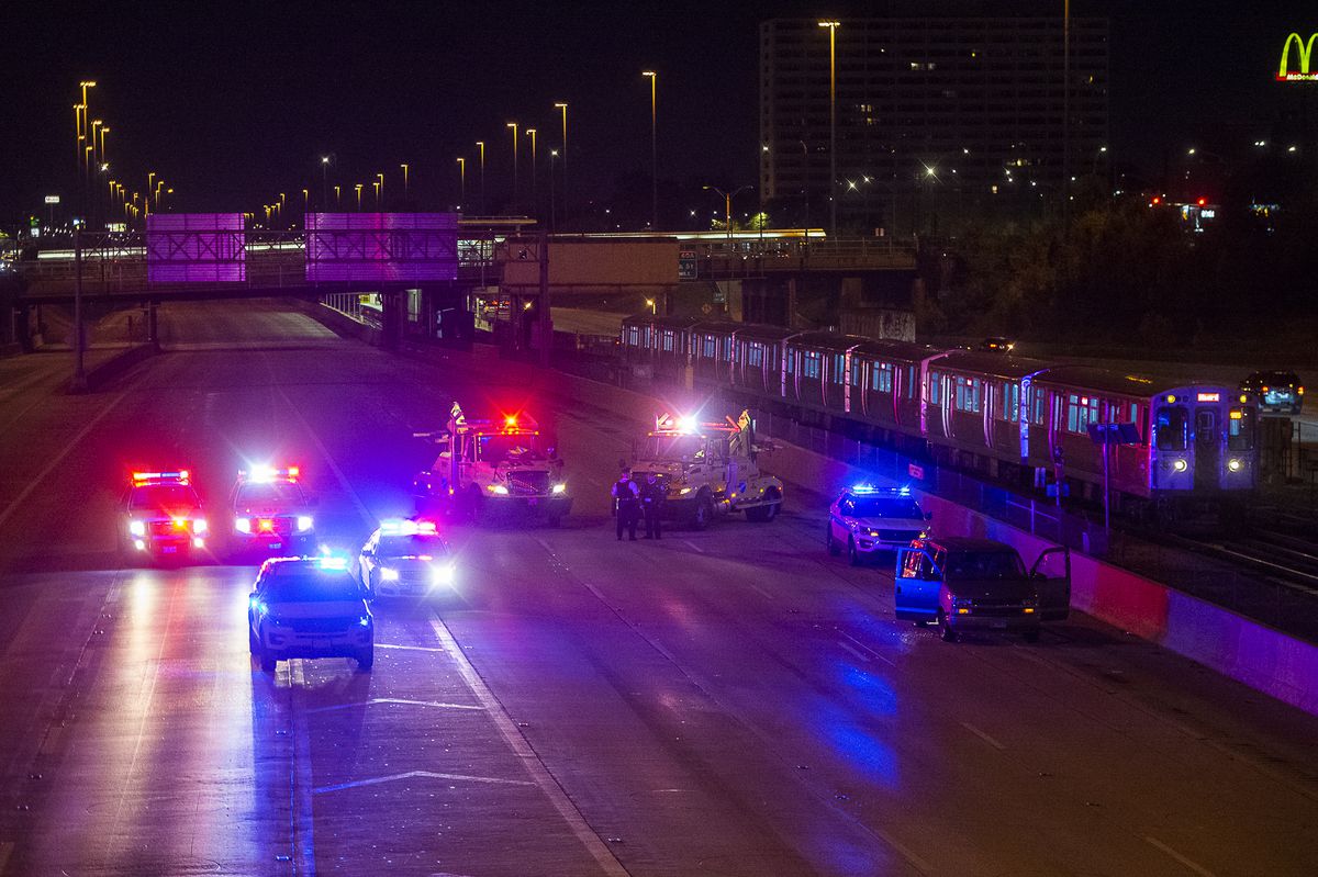 Police investigate a person shot, Monday morning on the inbound Dan Ryan Expressway. | Tyler LaRiviere/Sun-Times