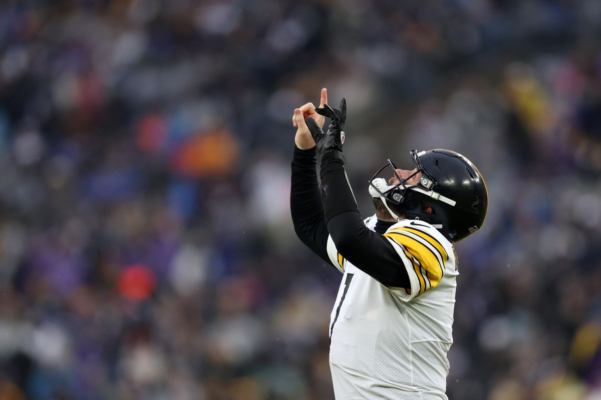 Ben Roethlisberger #7 of the Pittsburgh Steelers celebrates a touchdown during the fourth quarter in the game against the Baltimore Ravens at M&amp;T Bank Stadium on January 09, 2022 in Baltimore, Maryland.