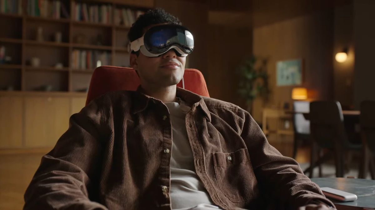 Une personne utilisant le casque de réalité augmentée Apple Vision Pro.