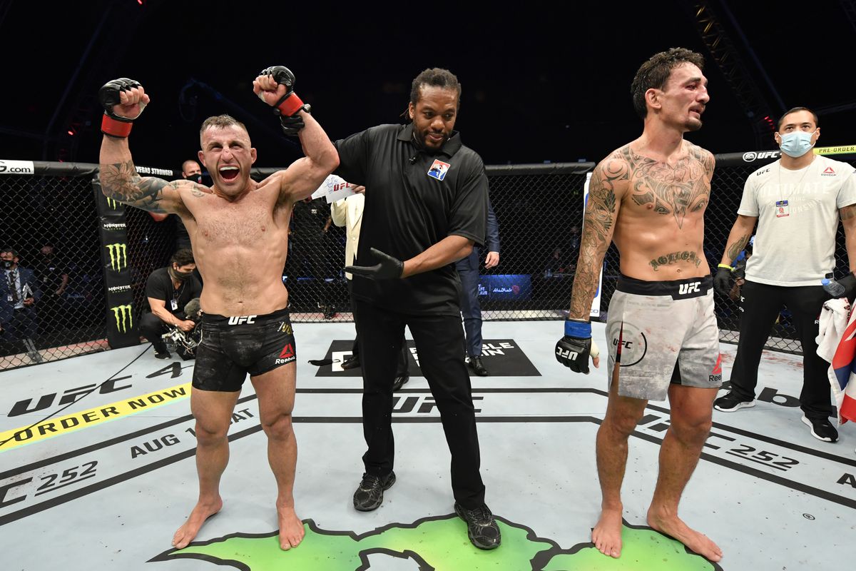  Alexander Volkanovski wins via controversial split decision in his rematch against Max Holloway at UFC 251. 