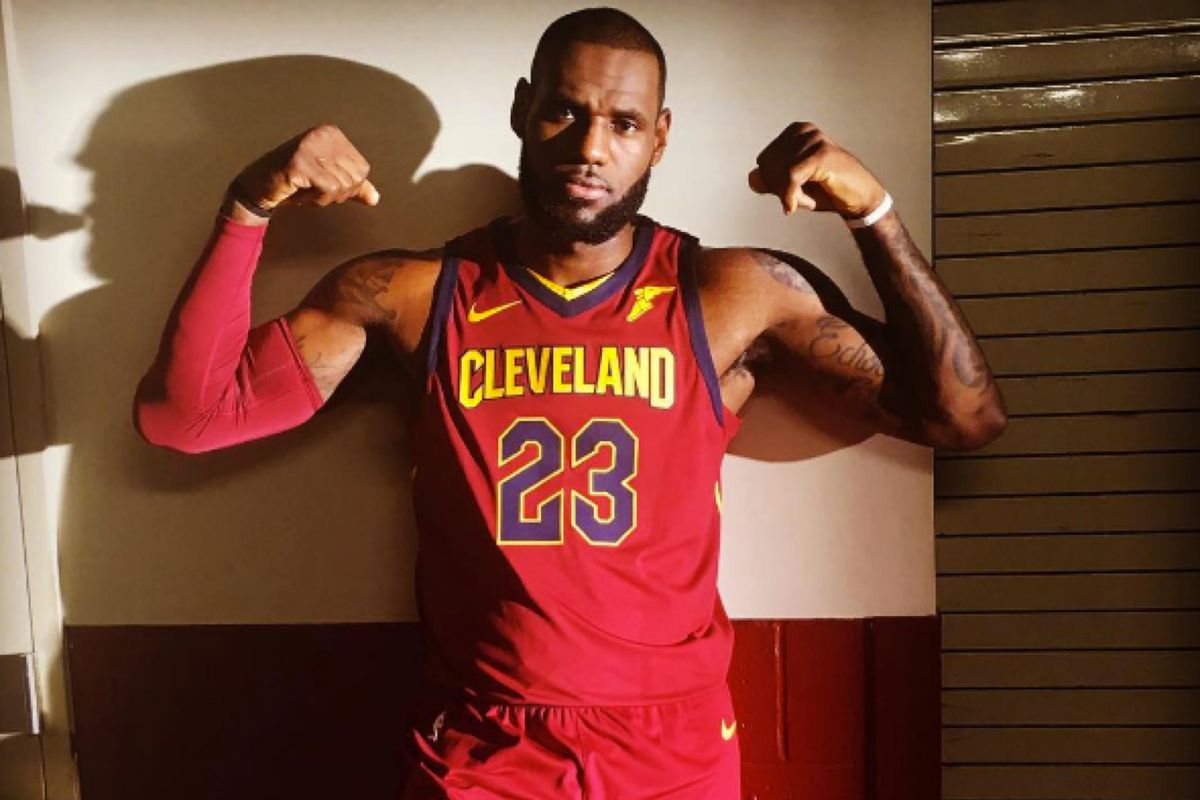 Look: LeBron James shares photo of himself in new Cavs jersey ...