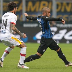 Rafinha Alcantara (R) of FC Internazionale Milano is challenged by Nicolas Viola of Benevento Calcio during the serie A match between FC Internazionale and Benevento Calcio at Stadio Giuseppe Meazza on February 24, 2018 in Milan, Italy.