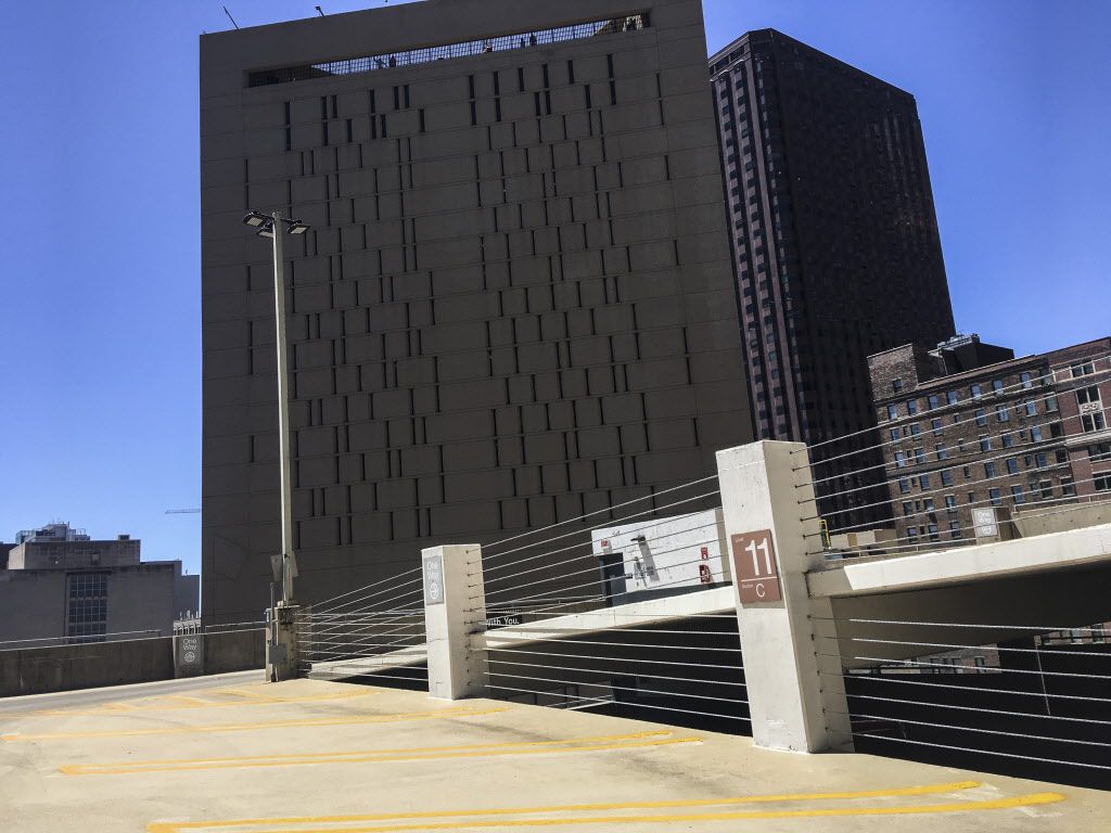 This is where Briana Fitzgibbons saw nude dancing and sex acts take place — on the top floor of a self-park garage across from the Metropolitan Correctional Center. | Rich Hein / Sun-Times