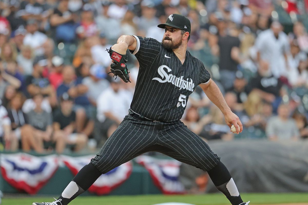 Starting pitcher Carlos Rodon #55 of the Chicago White Sox delivers the ball against the Seattle Mariners at Guaranteed Rate Field on June 25, 2021 in Chicago, Illinois.