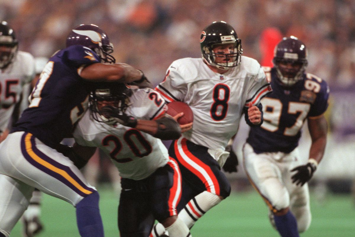 MINNEAPOLIS, MN, 9/3/2000, SUNDAY- Vikings vs. Chicago Bears. Bears Cade McNown (8) runs with the ball in the second quarter, but is eventually stopped by Viking Robert Griffith (24).(Photo By JERRY HOLT/Star Tribune via Getty Images)