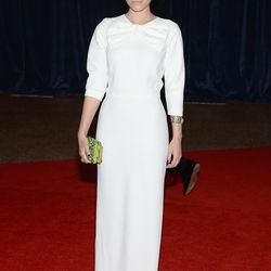 She cleans up nice for the WHCD in a white Prada dress with accompanying Prada shoes and clutch.