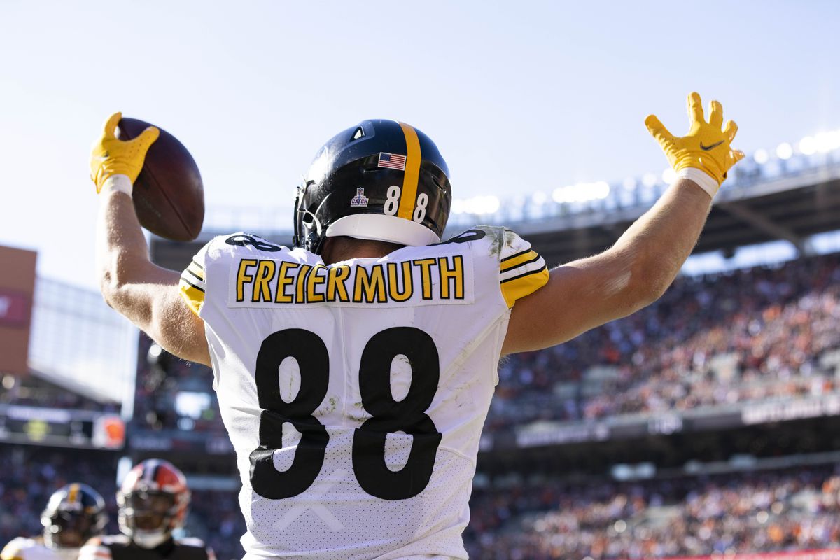 Pittsburgh Steelers tight end Pat Freiermuth (88) celebrates his touchdown reception against the Cleveland Browns during the fourth quarter at FirstEnergy Stadium.&nbsp;