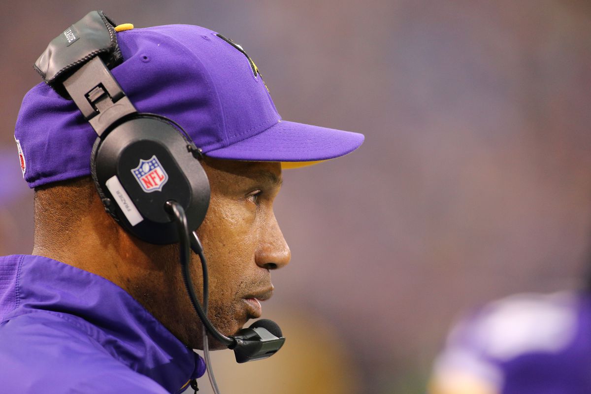 Leslie Frazier coaches against the Bears in 2013.