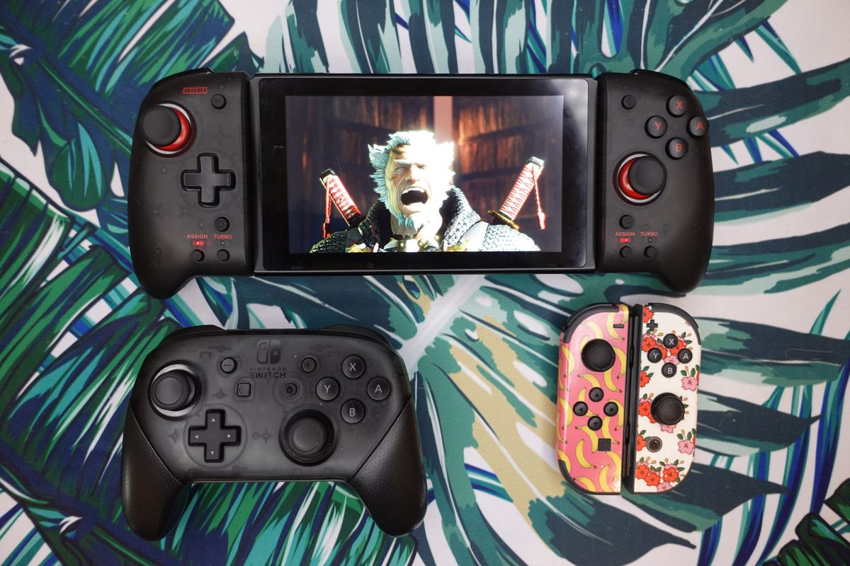 A Split Pad Pro next to two Joy-Cons and a Pro Controller