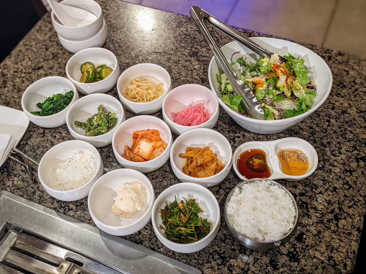 The fantastic set of banchan, rice, and tossed salad with dipping sauces at Soowon Galbi.