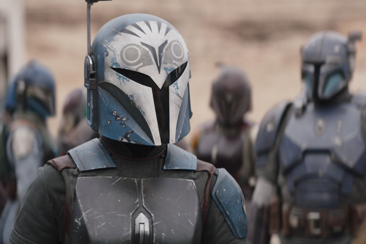 Bo-Katan (Katee Sackhoff) dressed her mandalorian armor while standing opposite of the Forgemaster of The Children of the Watch