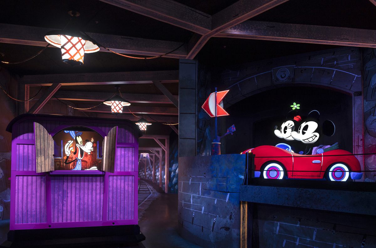O engenheiro Pateta diz oi para Mickey Mouse e Minnie Mouse em Mickey & amp;  Ferrovia em fuga de Minnie