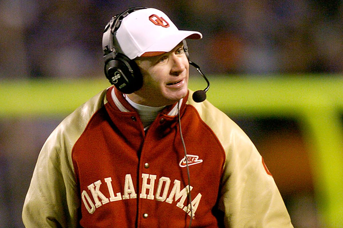 via <a href="http://www.twintowersports.com/wp-content/uploads/2012/01/mike-stoops1.jpg">www.twintowersports.com</a>