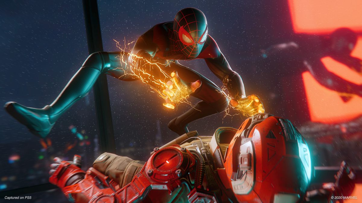 Spider-Man impacta a un enemigo tirado en el suelo en Spider-Man: Miles Morales
