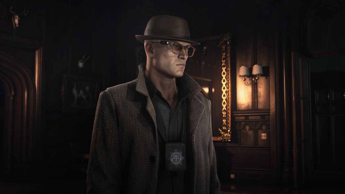 Agent 47 in disguise as a private investigator in Dartmoor in Hitman 3