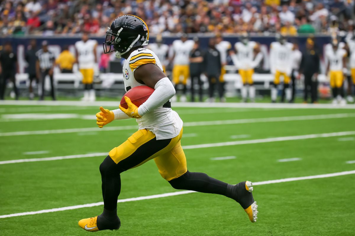 Pittsburgh Steelers cornerback Desmond King II (25) returns the punt in the second quarter during the NFL game between the Pittsburgh Steelers and Houston Texans on October 1, 2023 at NRG Stadium in Houston, Texas.