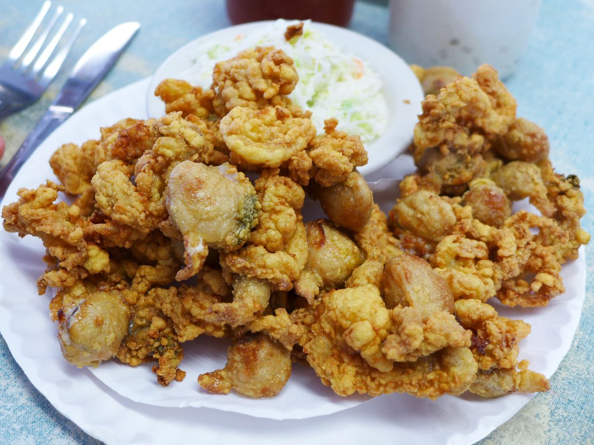 A heap of nicely browned fried clams.
