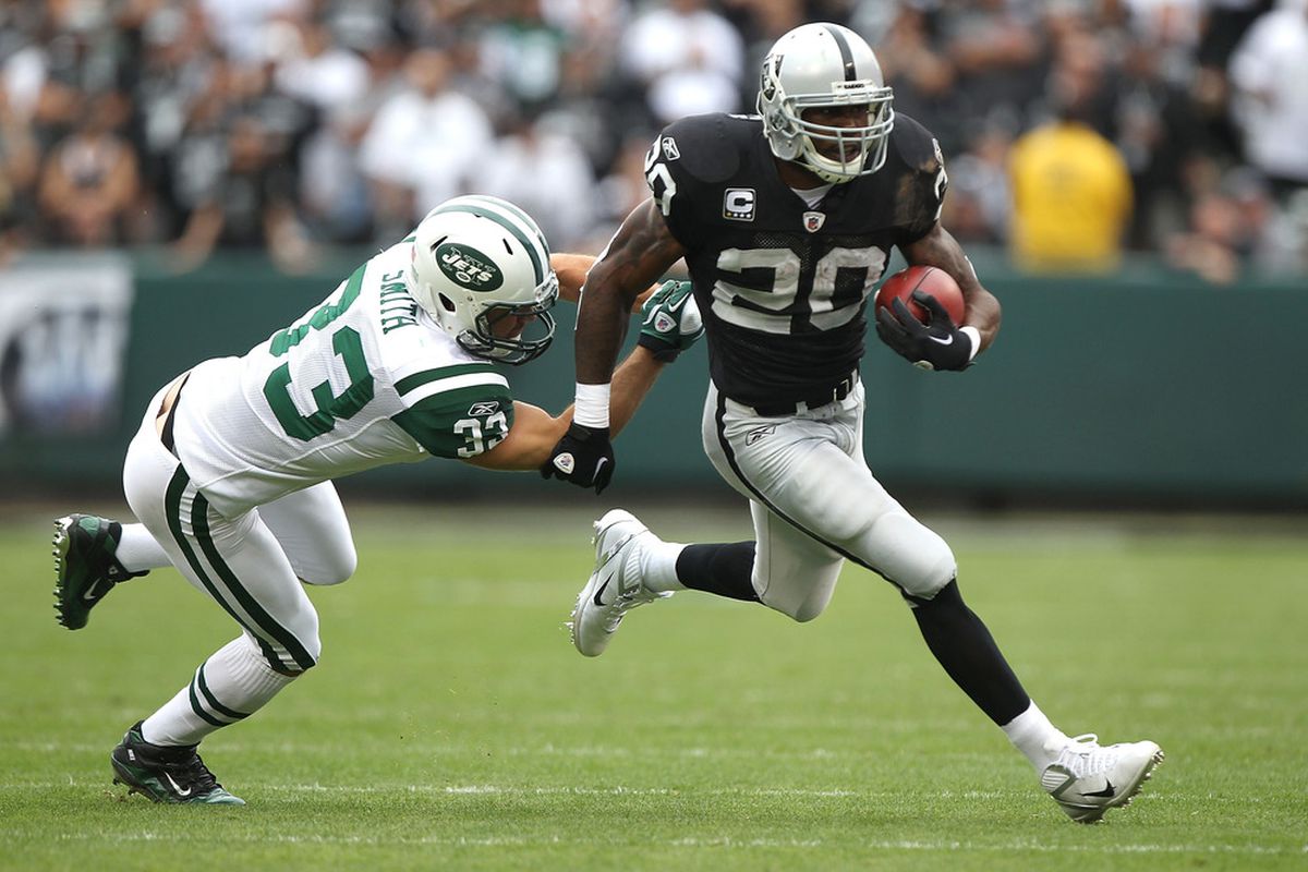 Darren McFadden #20 of the Oakland Raiders runs against Eric Smith #33 of the New York Jets