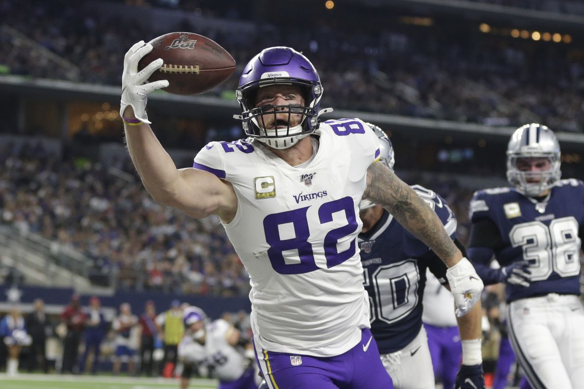 Minnesota Vikings tight end Kyle Rudolph catches a touchdown pass against Dallas Cowboys outside linebacker Sean Lee in the first quarter at AT&amp;T Stadium.