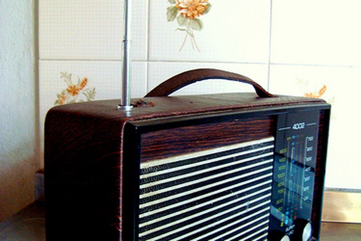 Radio Bedside Wansat 4002 - Box Courvin (via <a href="http://www.flickr.com/photos/jpcorreacarvalho/3441169791/">Flickr user JPCorreaCarvalho</a> under Creative Commons license)