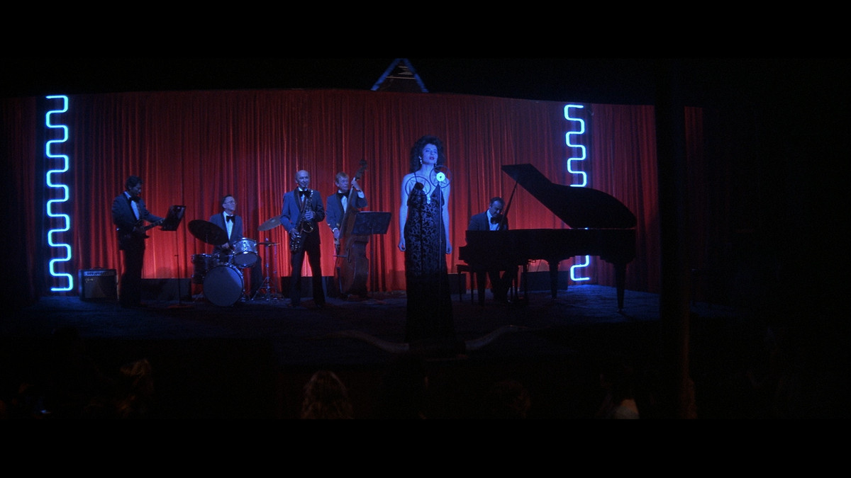 Isabella Rossellini biểu diễn trong vai ca sĩ phòng chờ Dorothy Vallens trong Blue Velvet.
