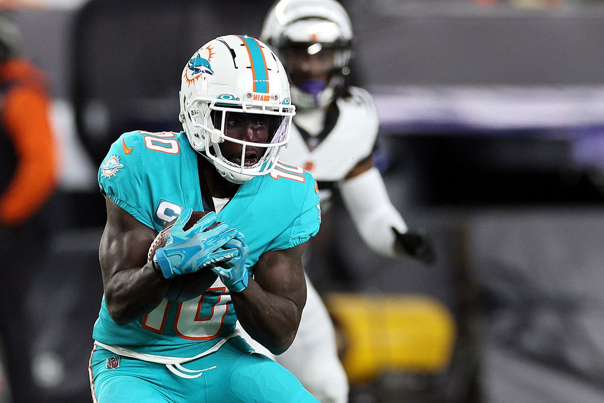 Wide receiver Tyreek Hill #10 of the Miami Dolphins makes a catch during the 2nd half of the game against the Cincinnati Bengals at Paycor Stadium on September 29, 2022 in Cincinnati, Ohio.