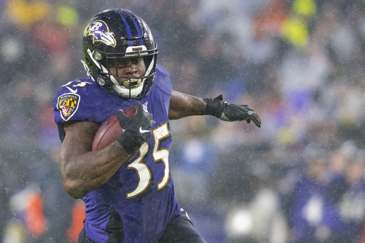 Baltimore Ravens running back Gus Edwards rushes during the first quarter against the Pittsburgh Steelers at M&amp;amp;T Bank Stadium.
