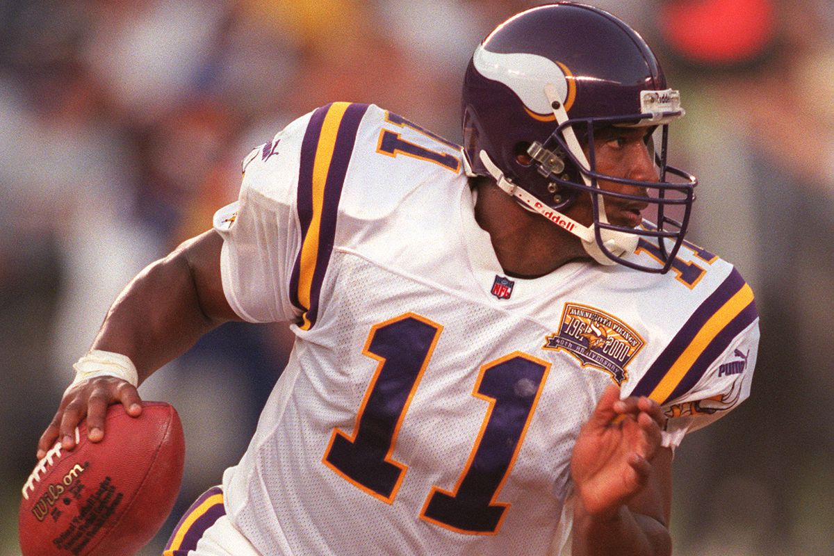 Minnesota Vikings quarterback Daunte Culpepper scrambles out of the pocket during game against the S