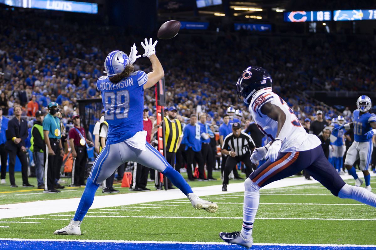 Lions tight end T.J. Hockenson (88) makes a touchdown catch against Chicago Bears cornerback Jaylon Johnson (33) during the third quarter at Ford Field.