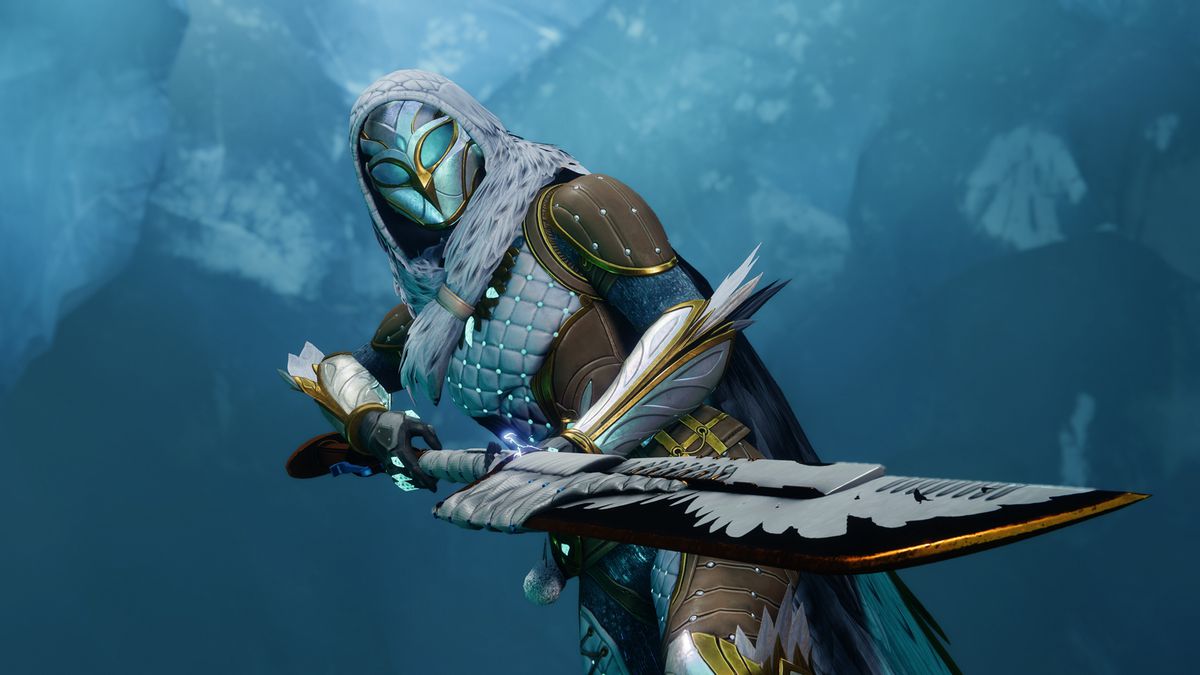 A Hunter holds the new Winter glaive in Destiny 2’s Dawning 2023 event